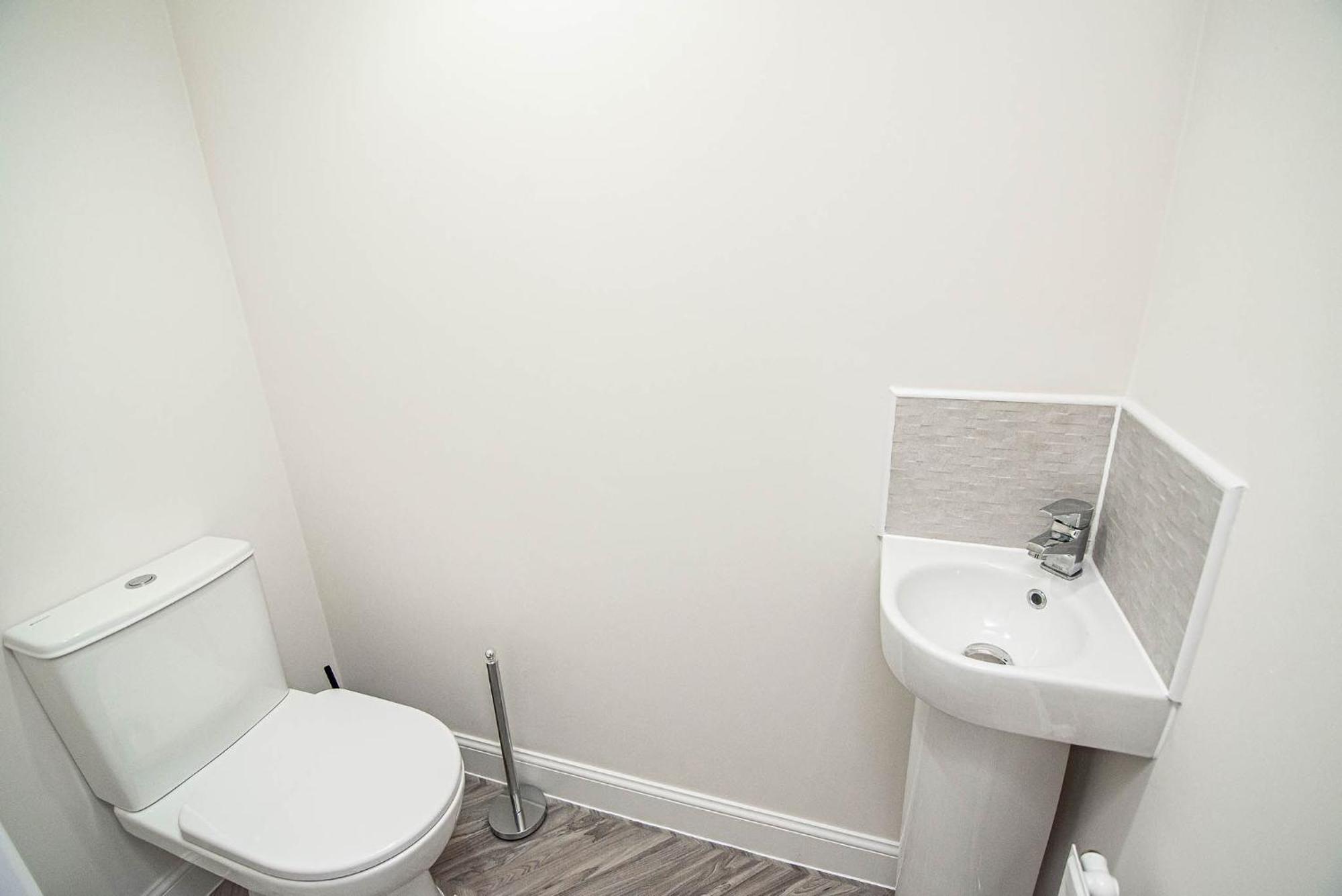 Solid Mirror Modern Riverside Home, Apartment Doncaster