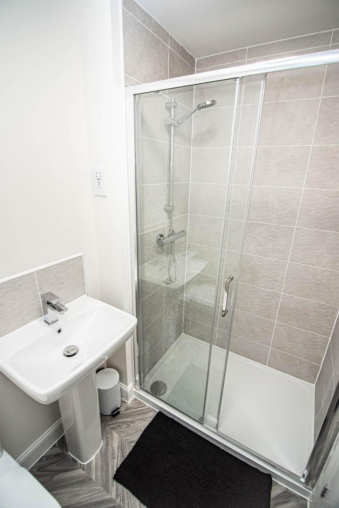 Solid Mirror Modern Riverside Home, Apartment Doncaster