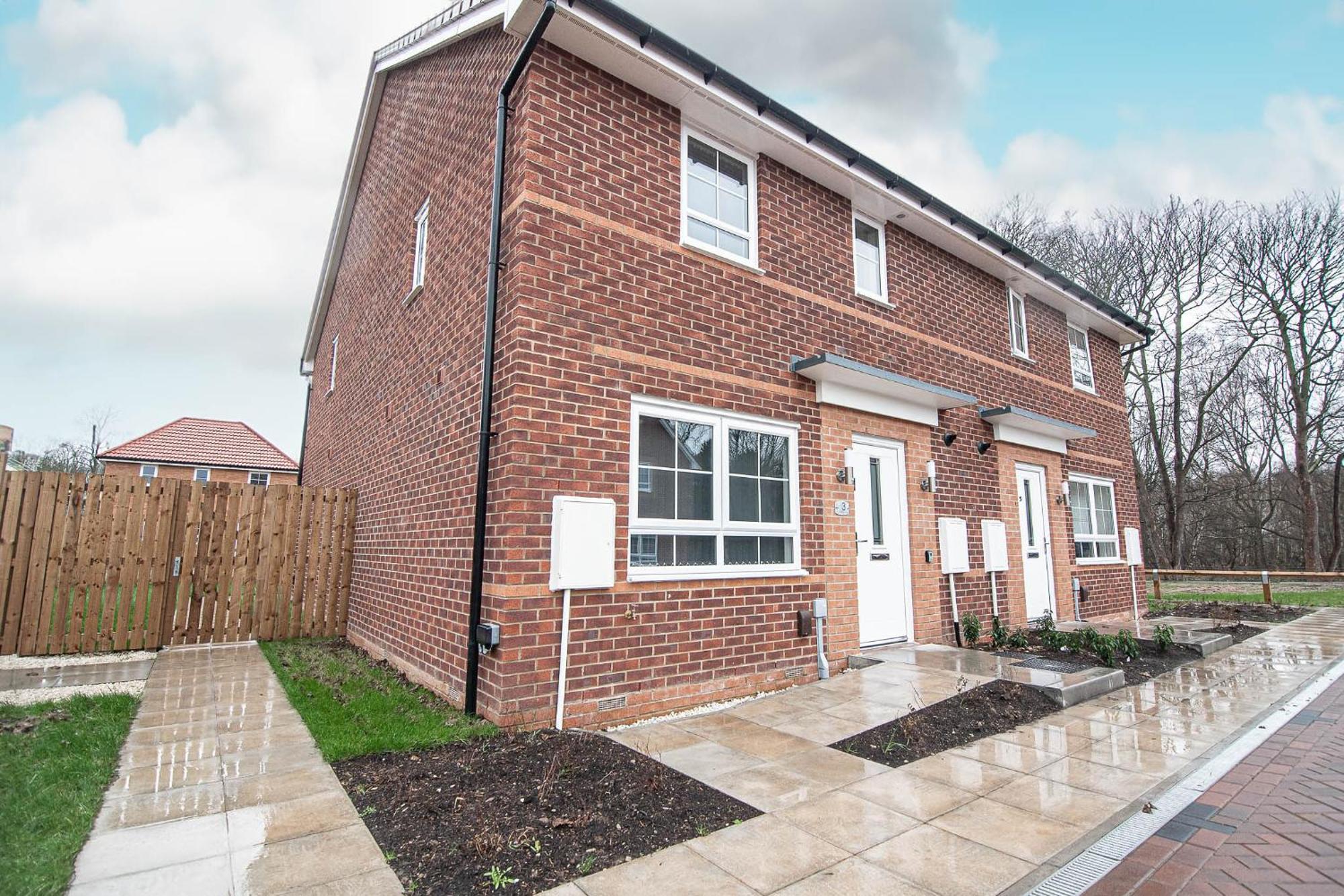 Apartment Solid Mirror Modern Riverside Home, Doncaster